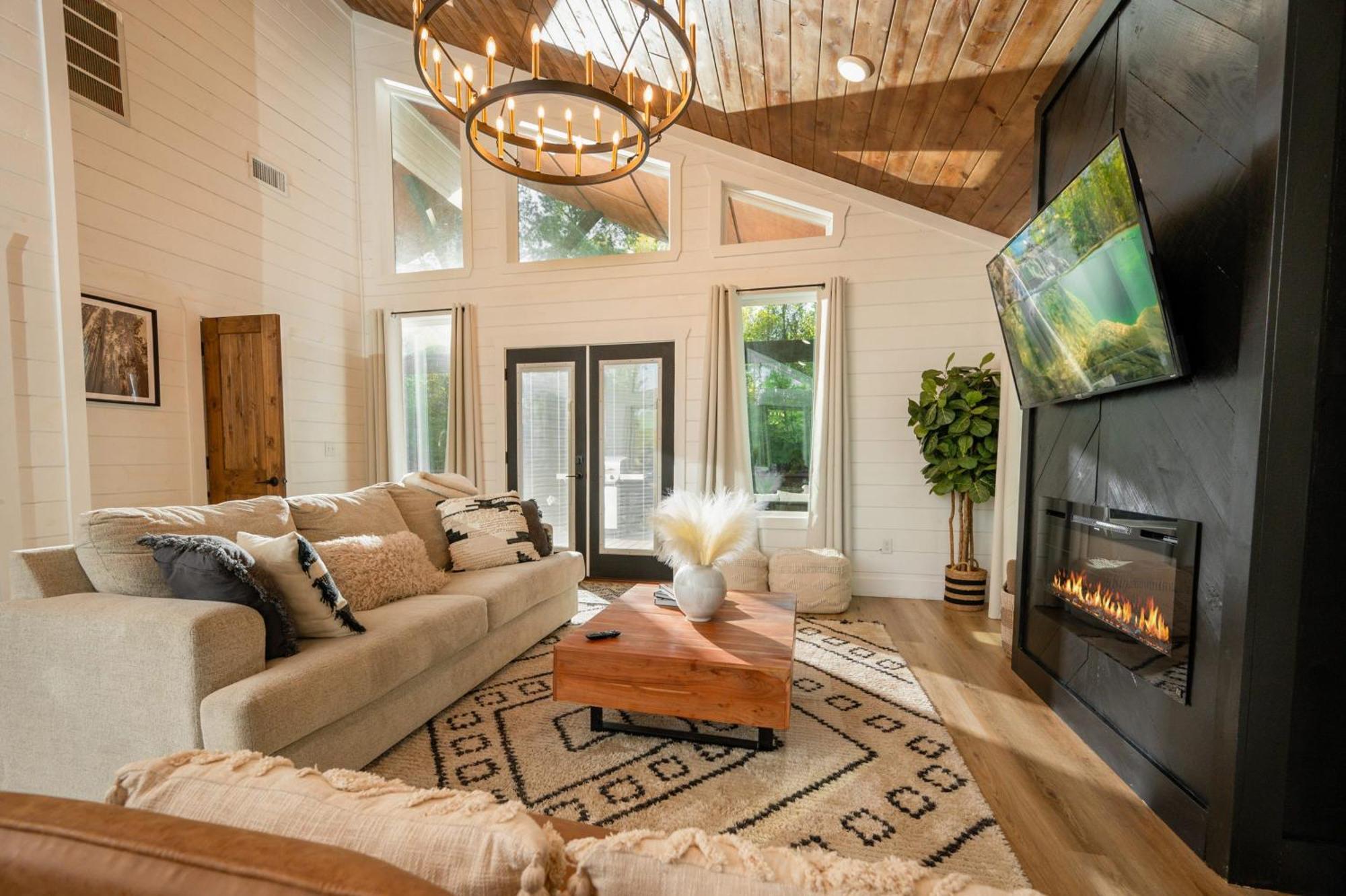 New Farmhouse-Chic Cabin With Hot Tub & Firepit Broken Bow Kültér fotó