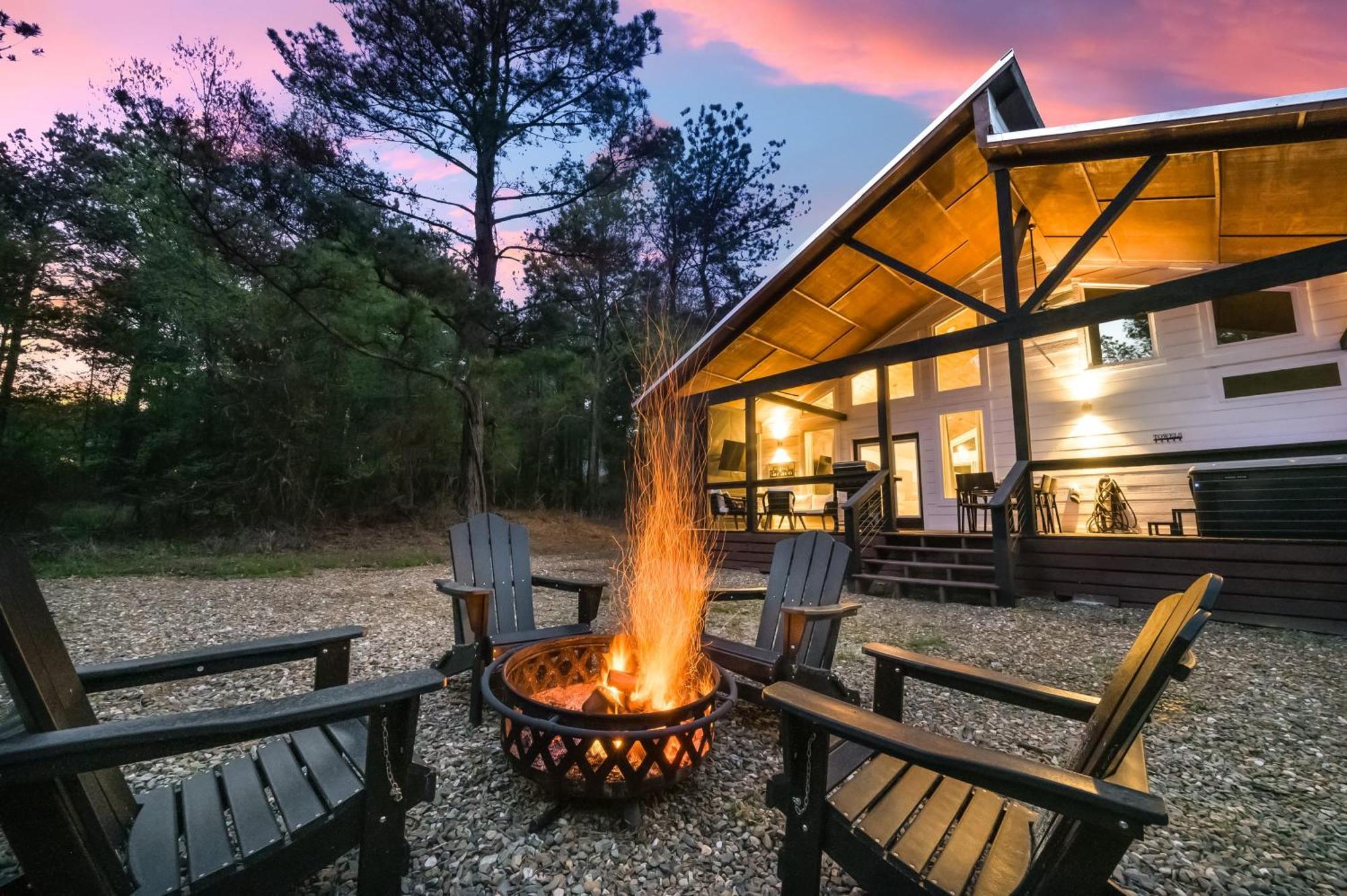 New Farmhouse-Chic Cabin With Hot Tub & Firepit Broken Bow Kültér fotó